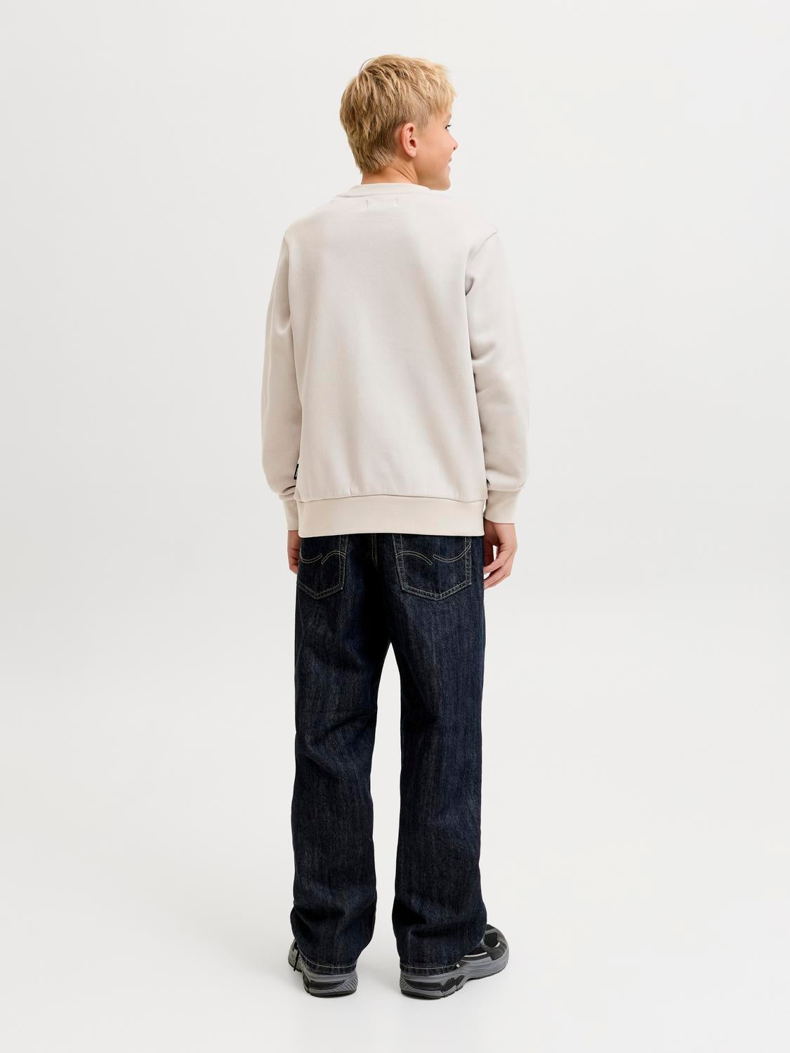 model_shot-back
